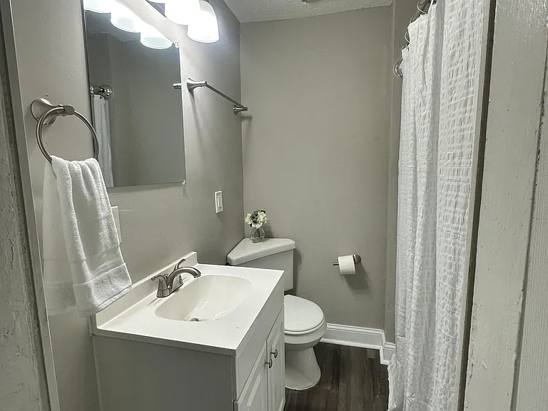 374 S Warren Ave — Photo 6