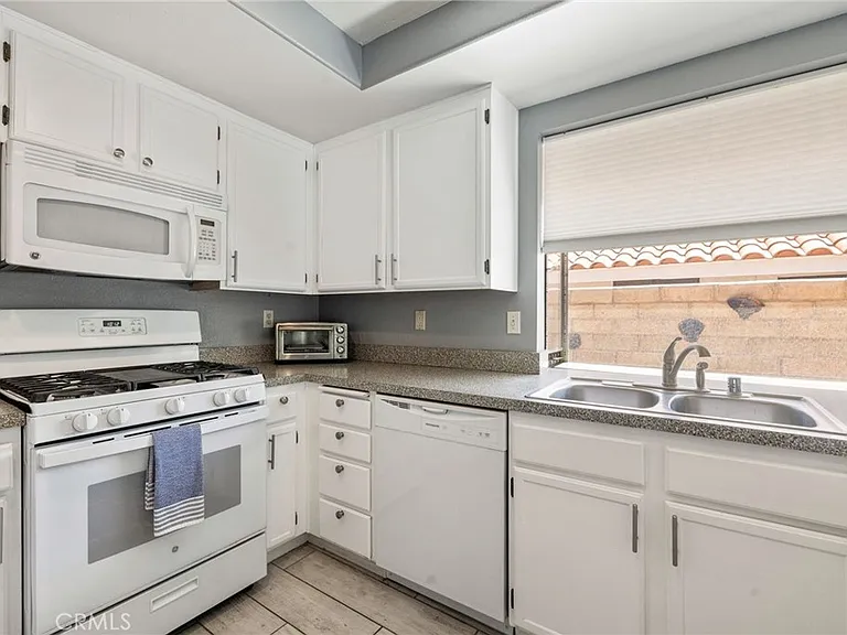 1479 E Francis Dr — Photo 11