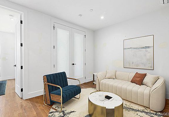 4th image of 307 Cornelia St #3R