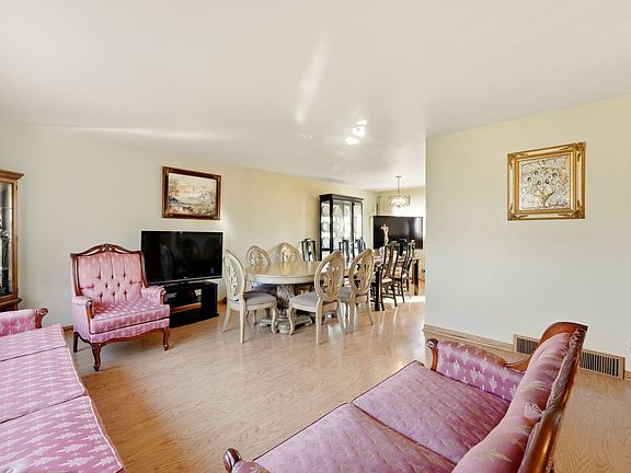 3rd image of 912 River Forest Ct