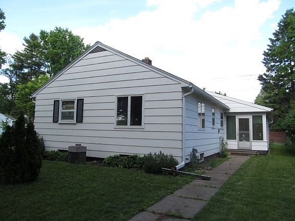3rd image of 915 W Wausau Ave
