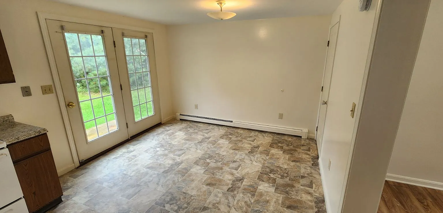 3 bed, 1.5 bath, 960 sqft, $1,795 — Photo 2