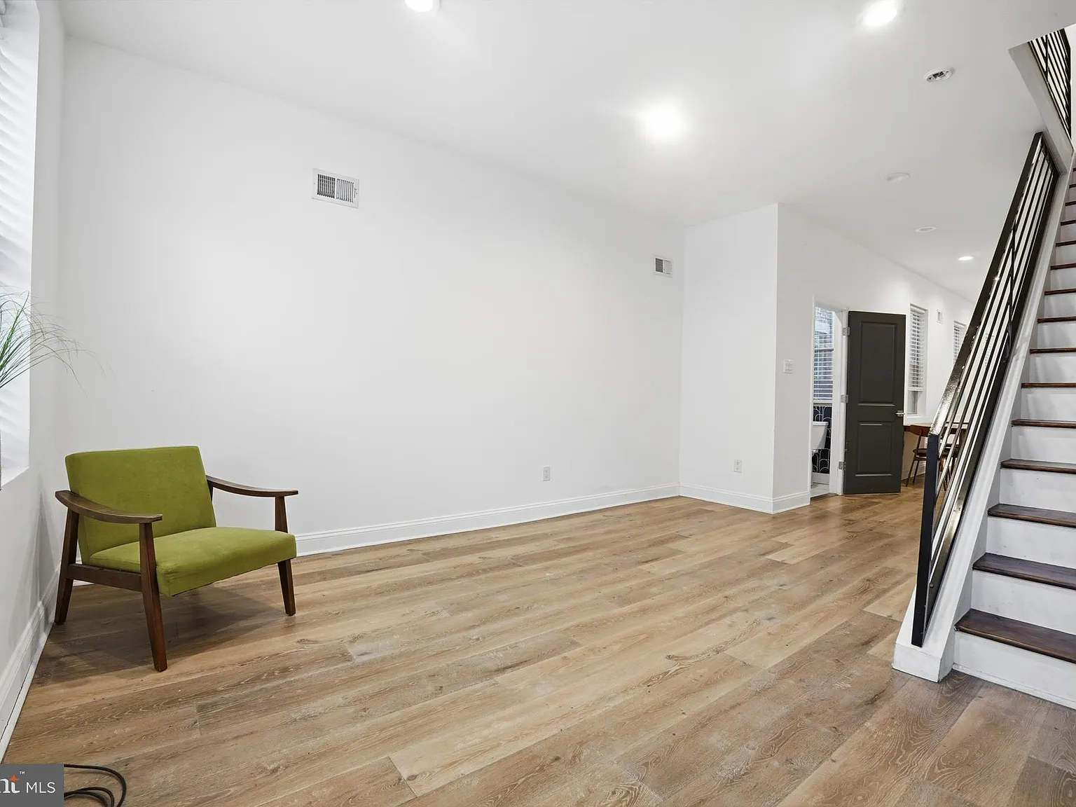 4 bed, 4.5 bath, 1944 sqft, $3,300 — Photo 2