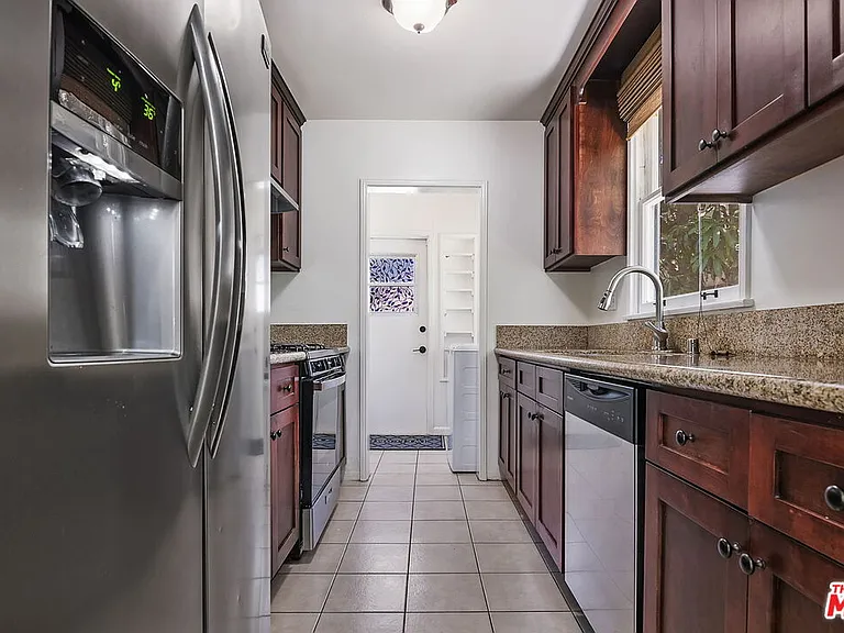 2519 S Bentley Ave — Photo 11