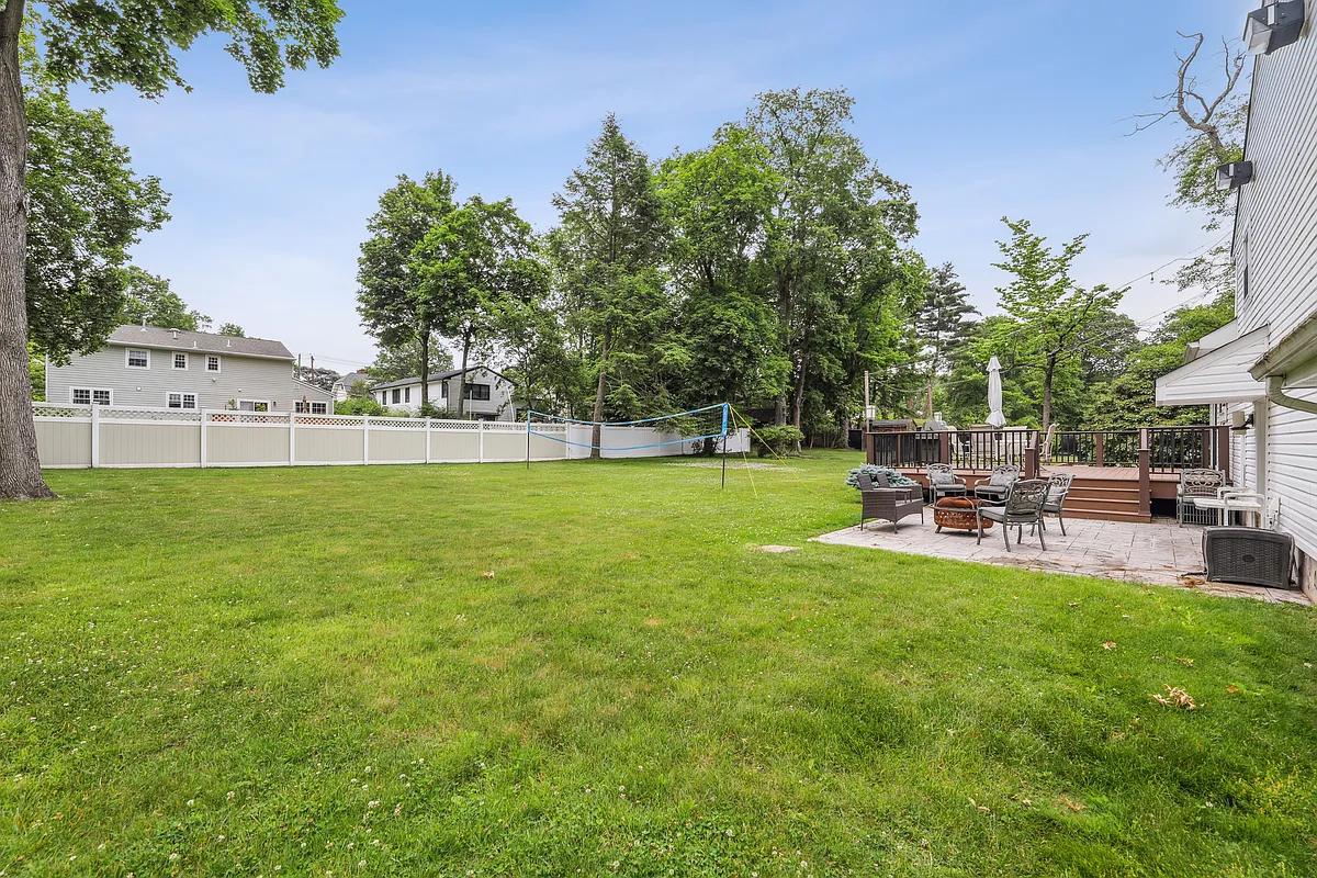 Incredible - Huge Private Backyard - 19 Center St