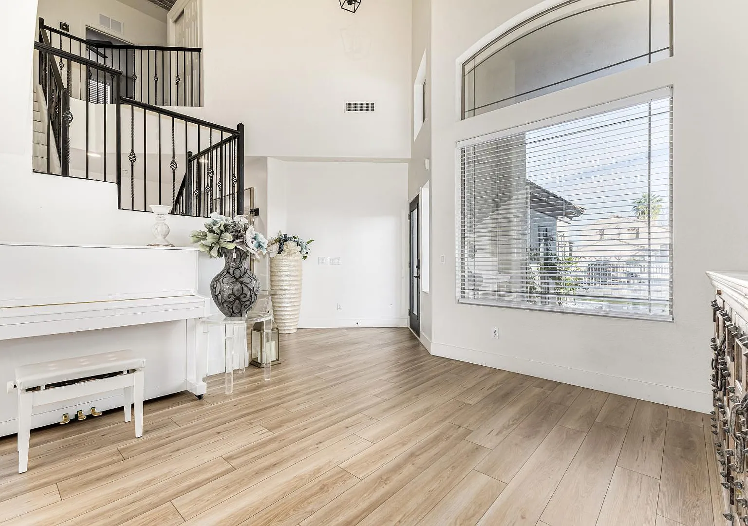 4 bed, 3.0 bath, 2700 sqft, $3,600 — Photo 4