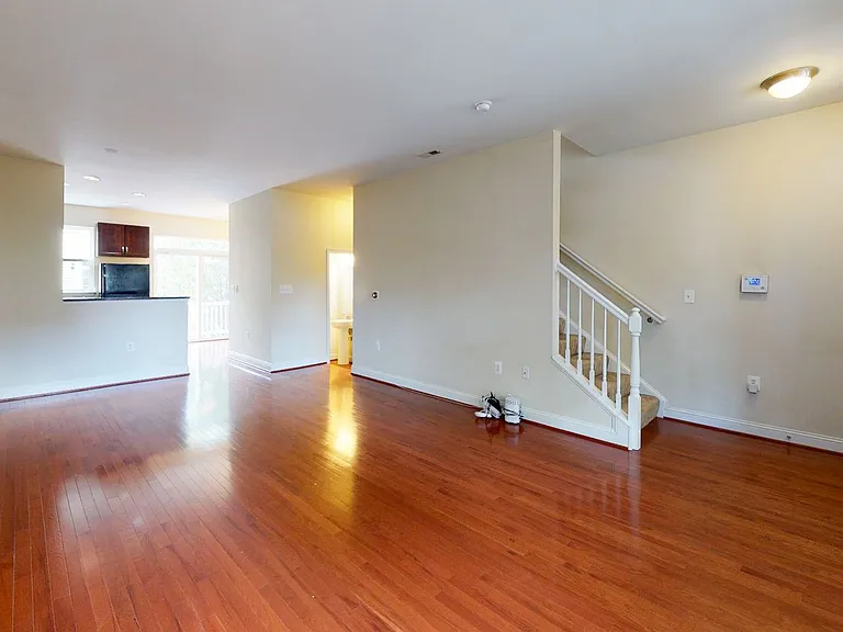 720 Barnes St NE — Photo 4