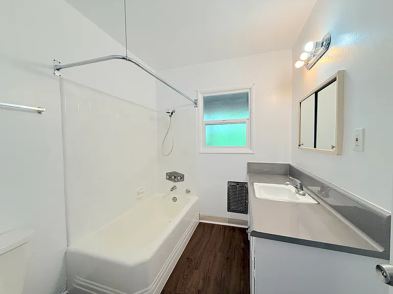 331 E Live Oak St #B — Photo 7