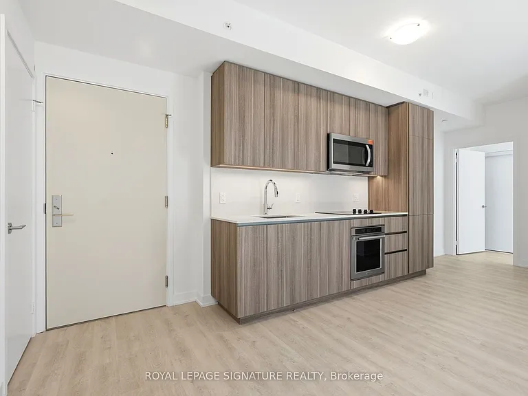 15 Richardson St #818 — Photo 2