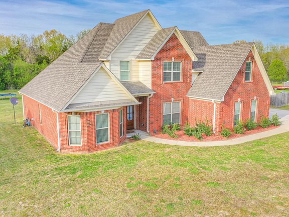 4th image of 3586 Banks Dr