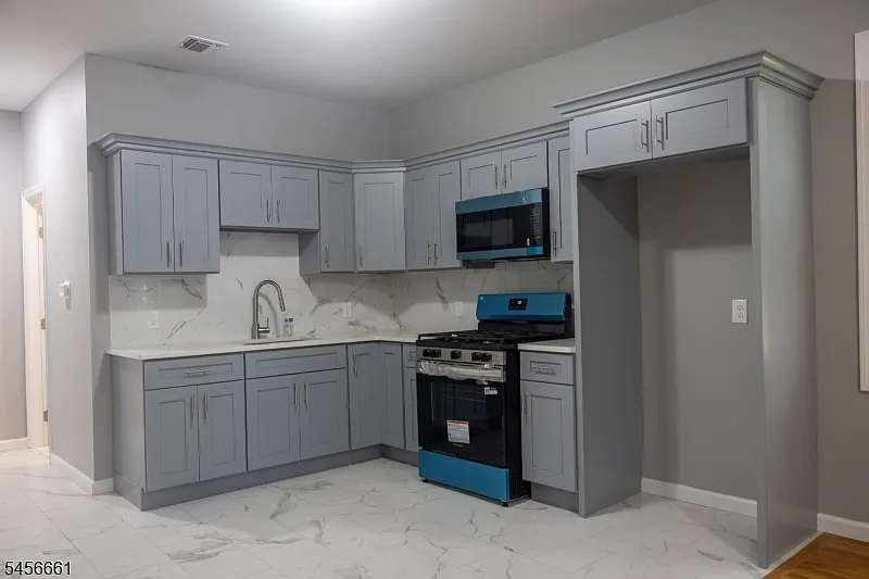 3 bed, 1.0 bath, $2,500 — Photo 4
