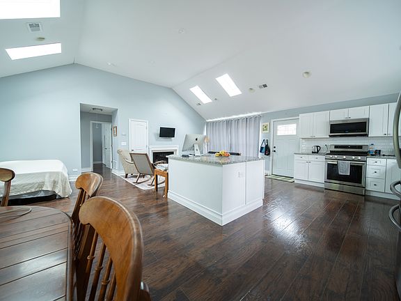 4th image of 1704 Maple Ave