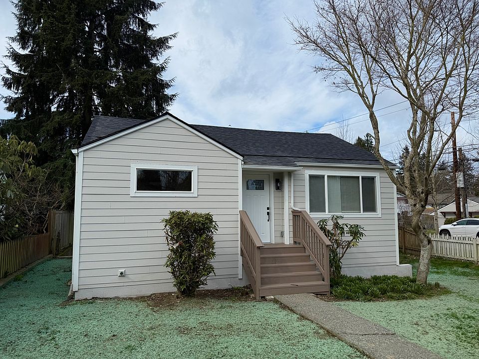 front of property with spacious front yard)