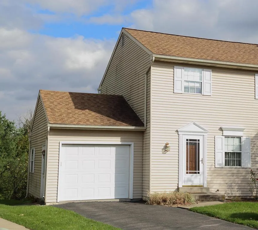 437 Daisy Ln photo 1