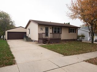 809 Heartland Hills Dr, Waterloo, IA 50701