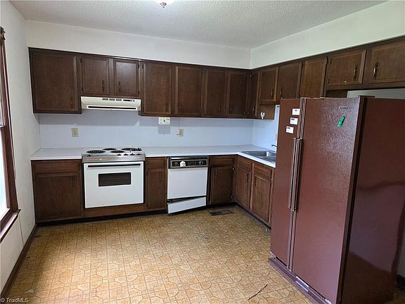 4th image of 3711 Country Club Rd