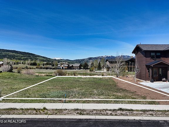 3rd image of 106 Moulton Ln