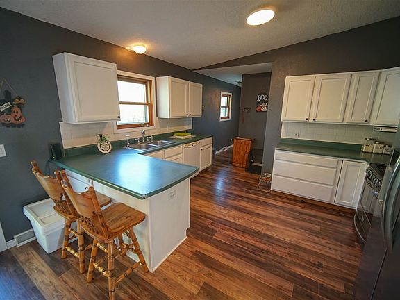 4th image of 707 Railroad St