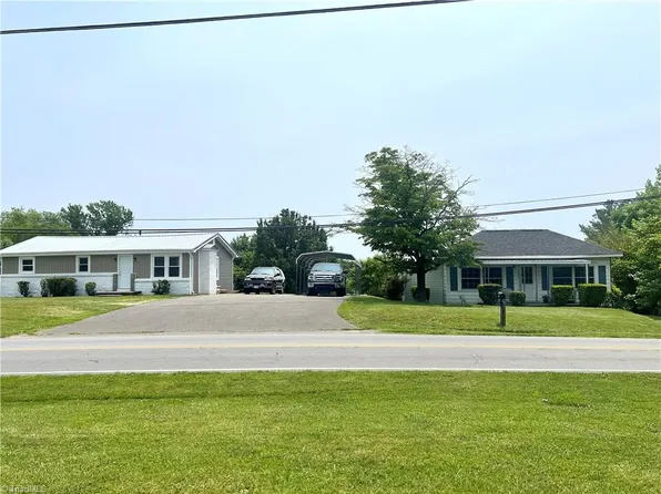 1406 E Pine St, Mount Airy, NC 27030