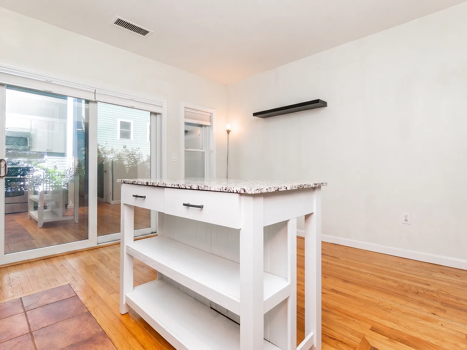 2 bed, 1.5 bath, 1103 sqft, $3,900 — Photo 4