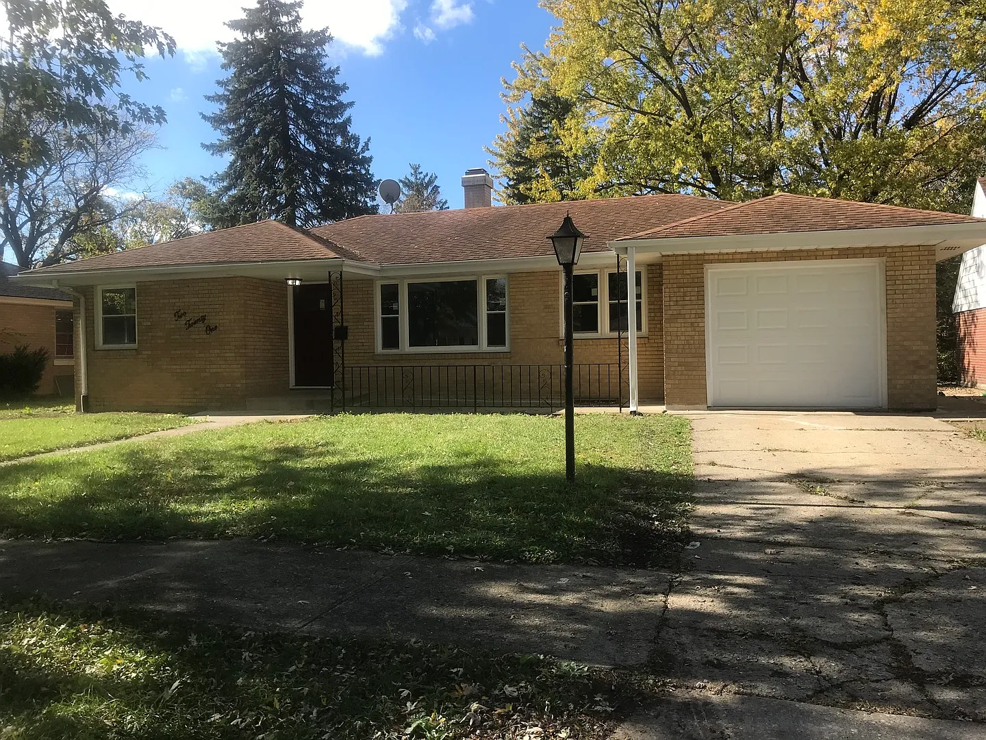 221 S Raynor Ave photo 1