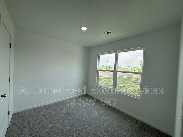 1098 Amherst Cir — Photo 8