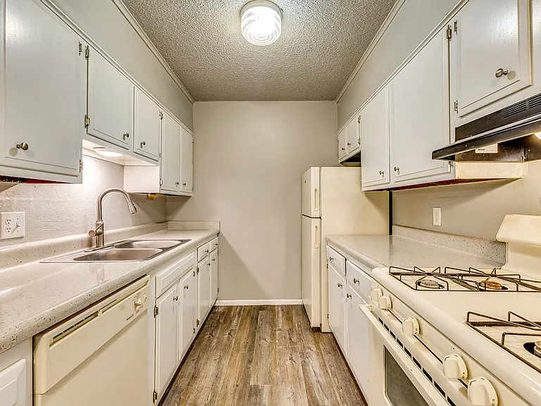 Woodhaven Apartments — Photo 11