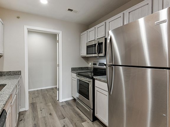 3rd image of 2908 Vineyards Pkwy #1-4