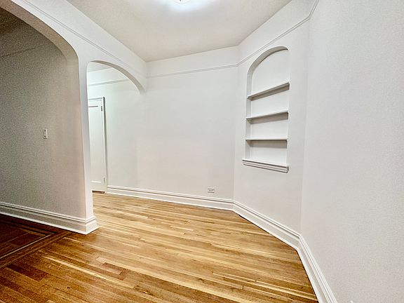 4th image of 10 Shore Blvd APT 4L