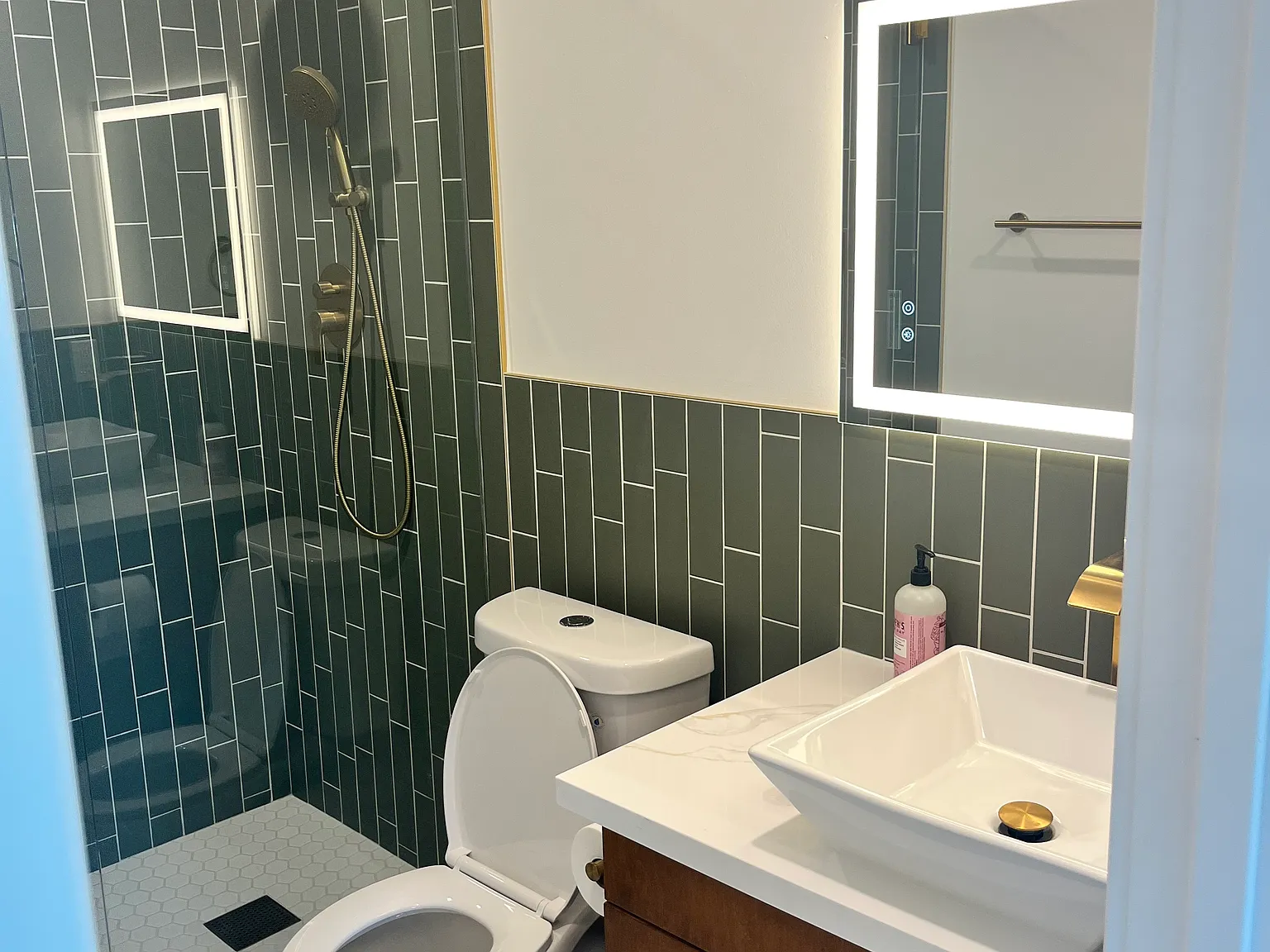 Studio, $2,400 — Photo 1