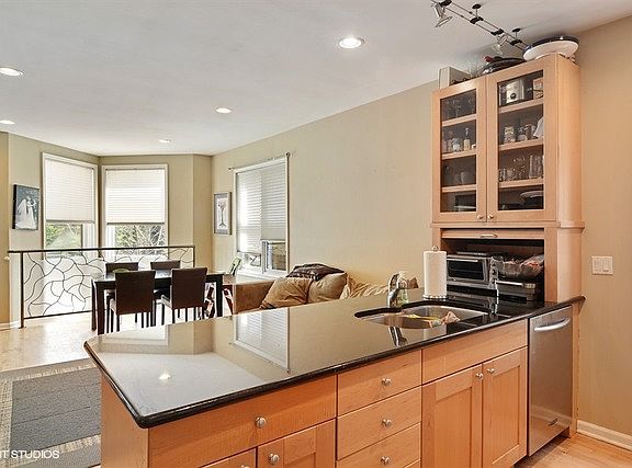 4th image of 1728 W Beach Ave #1