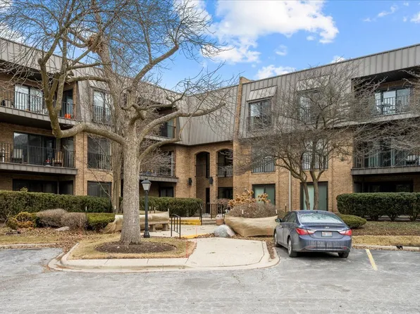 3 The Court Of Harborside APT 201, Northbrook, IL 60062