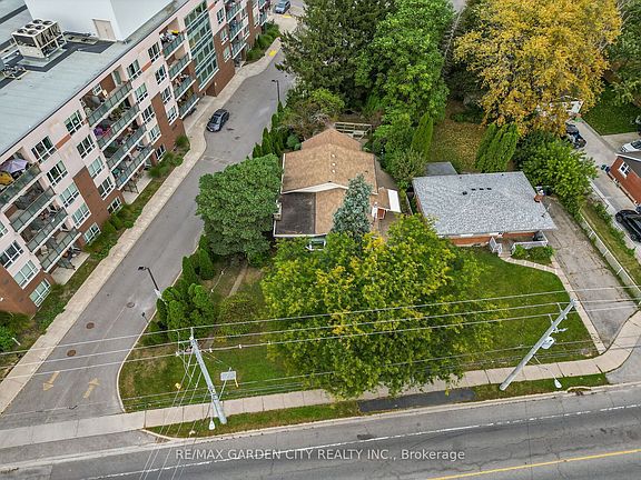 3rd image of 529 Carlton St