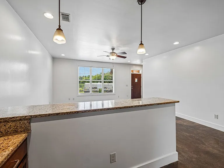 Beverly Townhomes — Photo 15
