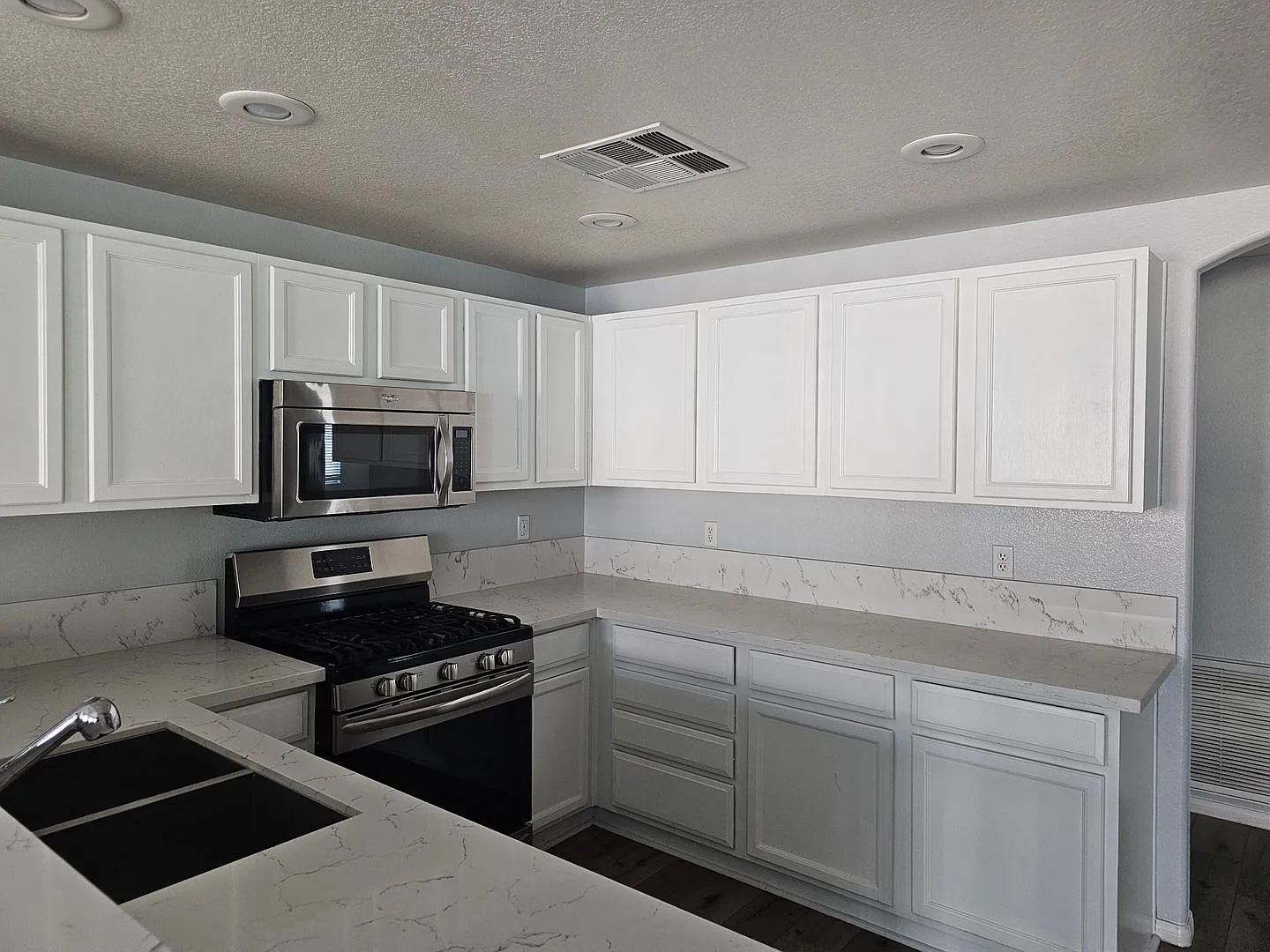 Townhome available in beautiful community — Photo 2
