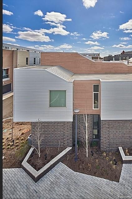 End location overlooking Mews park