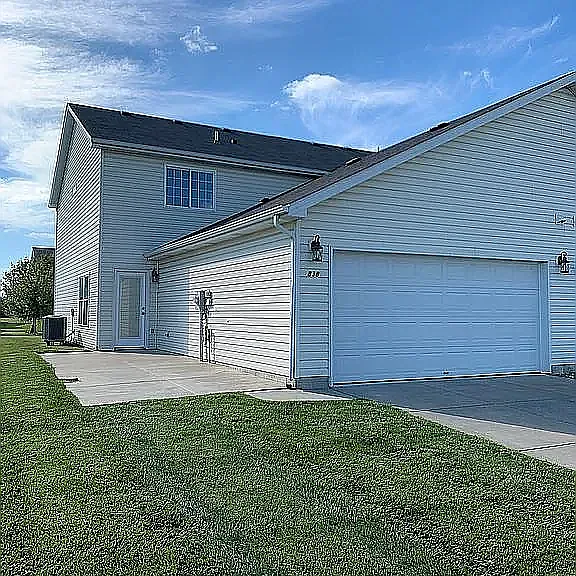 838 Lamont Dr — Photo 2
