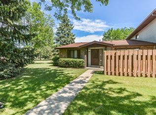 1590 Burton Ct APT B, Aurora, IL 60505