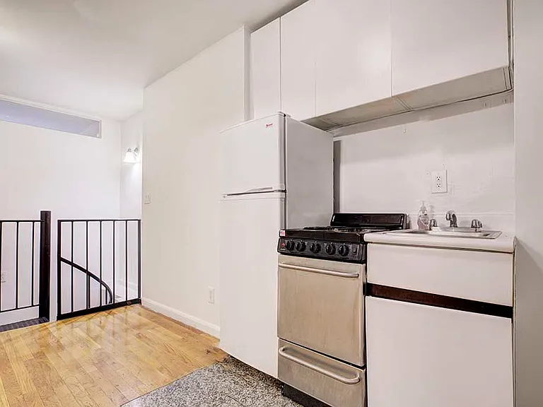 249 E 10th St #17 — Photo 2