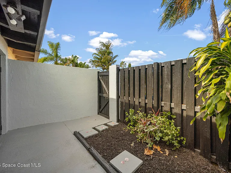 111 Columbia Dr — Photo 4