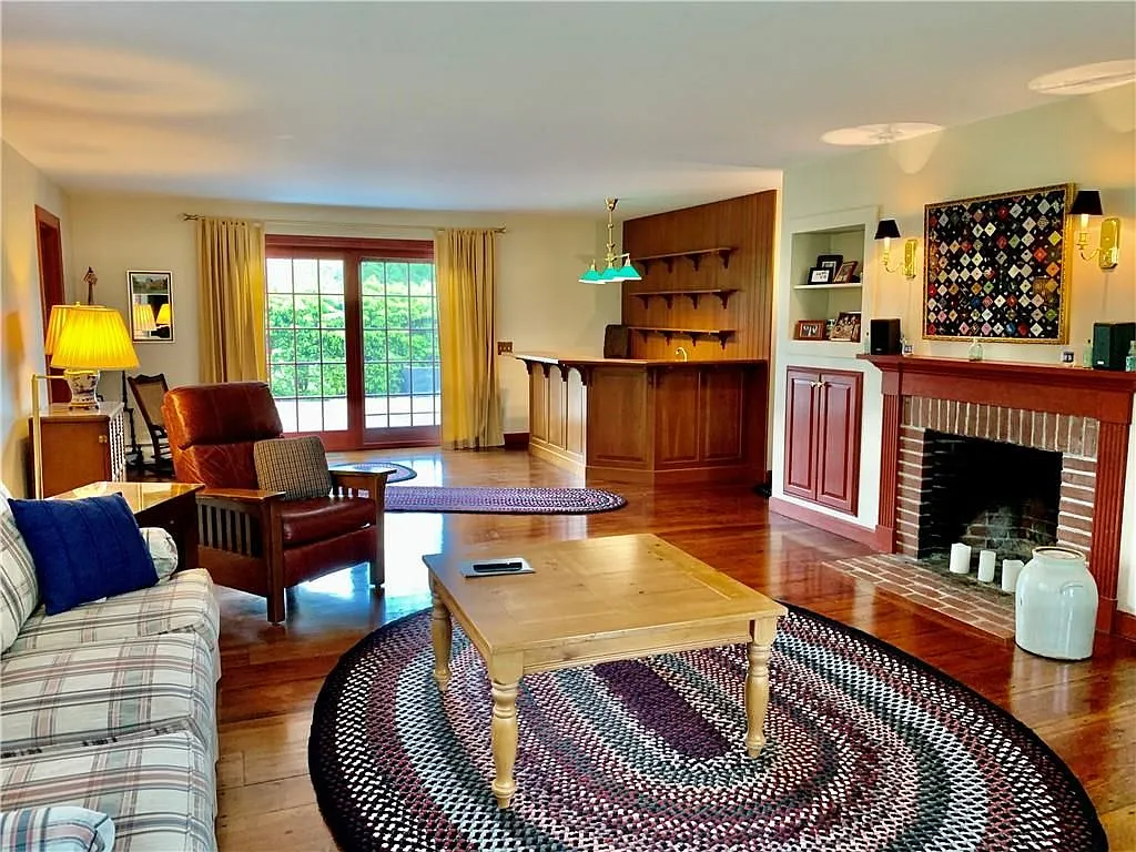 3 bed, 2.0 bath, 3226 sqft, $2,850 — Photo 4