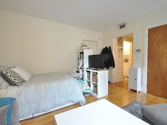 3rd image of 247 E 81st St #2F
