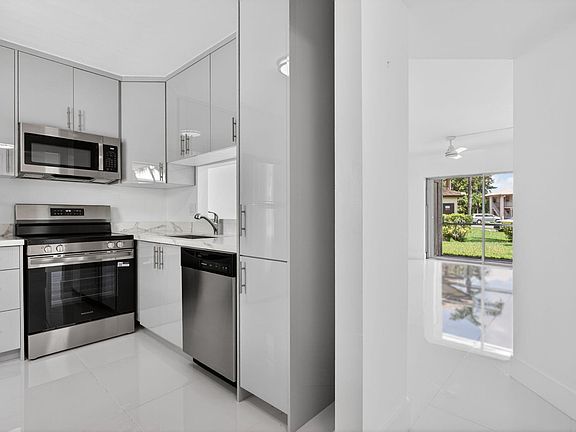 4th image of 5561 Lakeside Drive #107