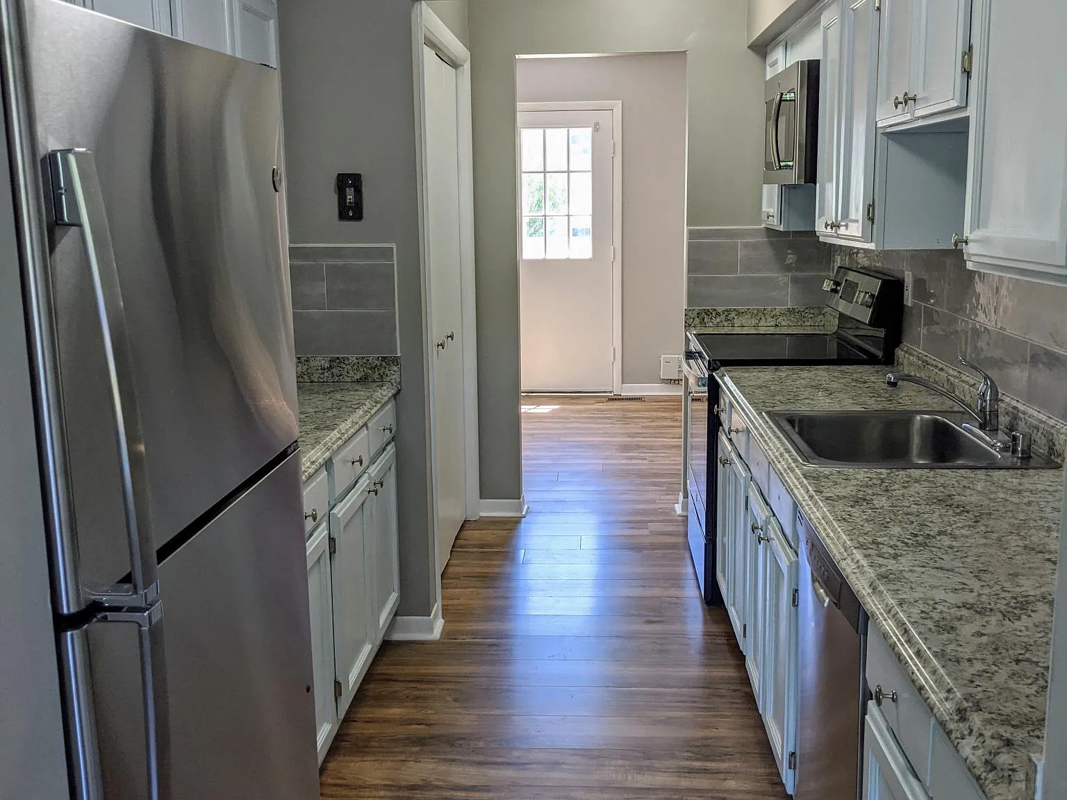 3 bed, 2.5 bath, 1360 sqft, $2,800 — Photo 4