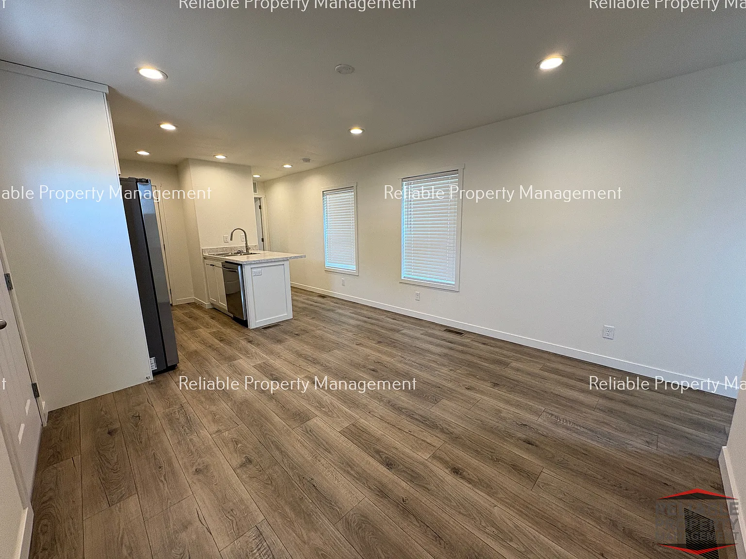 3 bed, 938 sqft, $1,595 — Photo 2