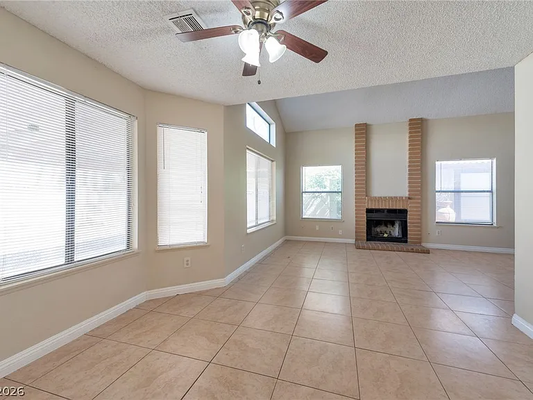 2528 Cherrywood St — Photo 9