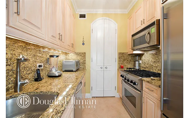 Sold by Douglas Elliman | media 24
