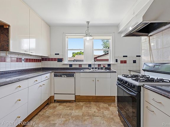 5th image of 20219 Nicke St