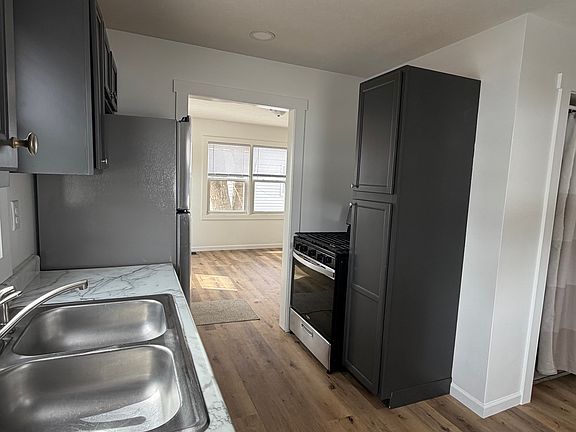 3rd image of 801 E Fairoaks Ave