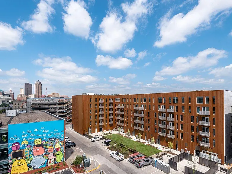 219 E Grand Ave — Photo 4